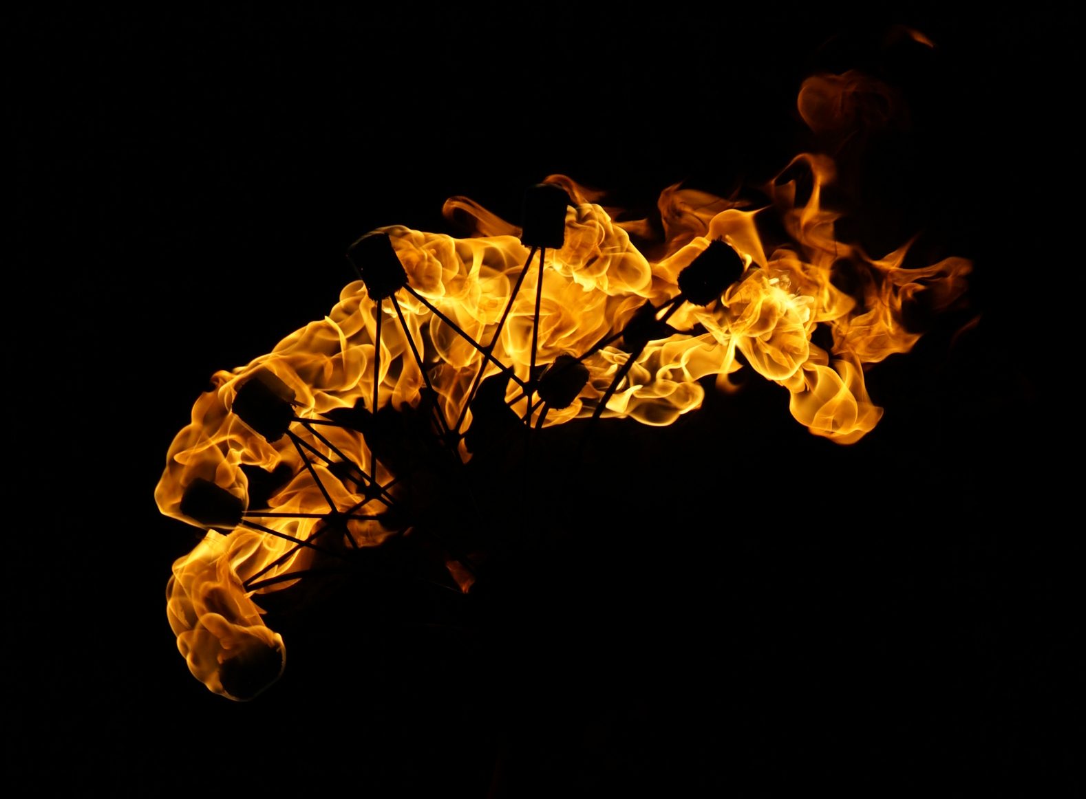 Zu dritt gerockt: Feuershow auf dem HolyHorst